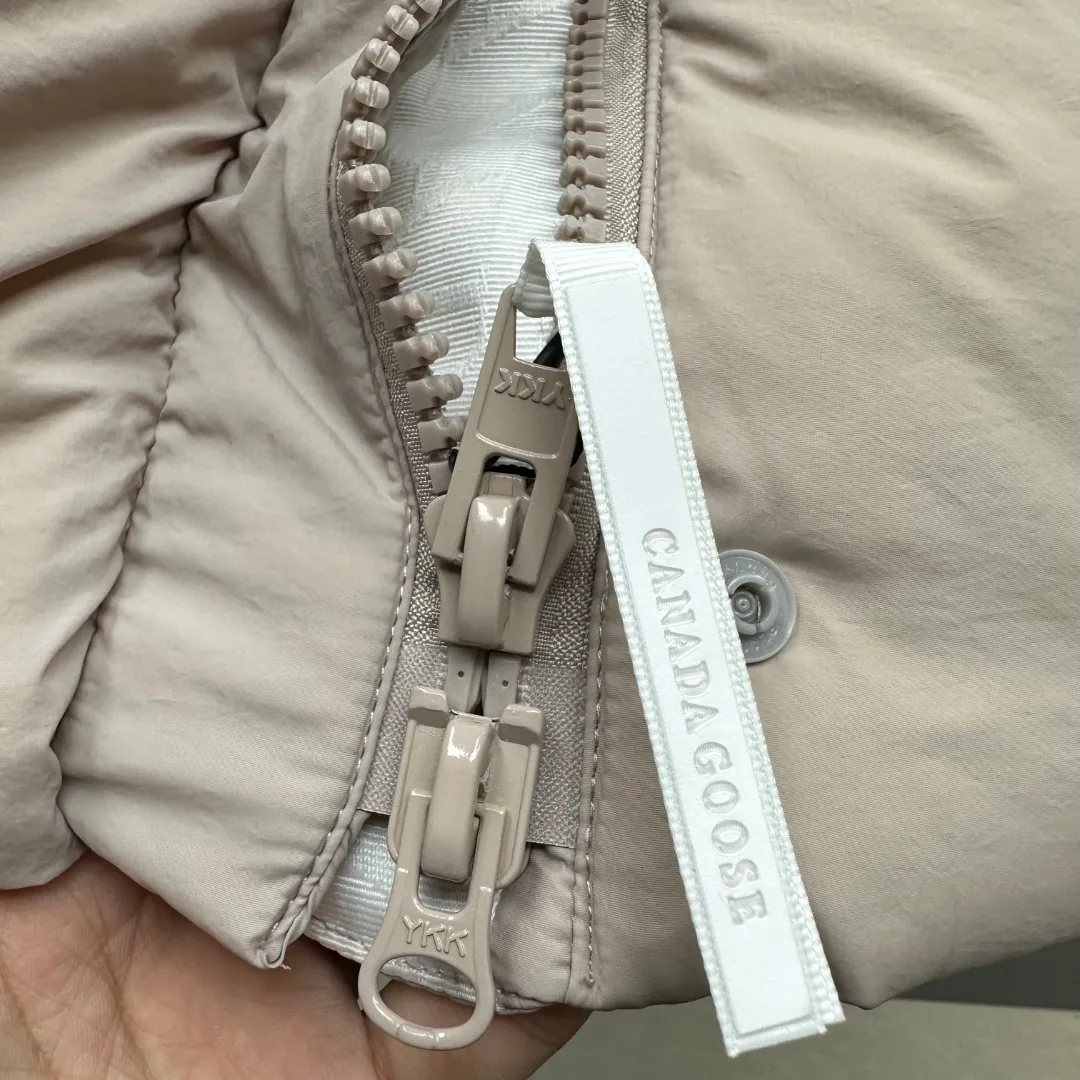 P780 𝗖𝗔𝗡𝗔𝗗𝗔 𝗚𝗢𝗢𝗦𝗘/Canada Goose capsule series macaron white label down jacket Fabric: Made of soft EnduraLuxe fabric imported from DuPont, CORDURA, USA, which enhances the durability of easy-to-wear parts, is lightweight and durable; the liner is made of 400T anti-velvet gallbladder, which is comfortable, soft and non-velvet. Hat: It has a detachable hood, which can be adjusted in two directions, and is also filled with down, which brings greater softness and wrapping around the head and neck, and is full of warmth. This parka has white trim at the back and around the hood, and the hood hardware is all original and custom-made to match the soft color of the fabric. Goose logo: The official website’s new series of large goose logos made of silicone, non-embroidered logos. Length: Fit hip-length. Accessories: The chest chain and pocket chain are all customized by YKK zipper company, and the zippers are consistent with the original color of the clothes; the zipper placket and inner straps are customized with the original Canada Goose logo; the cuffs are made of cashmere ribbing to increase comfort and lock in heat. Pockets: 3 exterior pockets: Fleece-lined hand-warmer pockets with two-way zipper closure for easy access. Security pocket with zipper closure under fly; 2 interior pockets: drop-in pocket Colors: Melt Blue, Moonlight Lime, Soft Pink, Beichen White Sizes: 𝗫𝗦-𝗦-𝗠